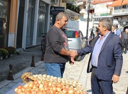 Βόλτα στη λαϊκή αγορά της Πύλης για τον Κώστα Μαράβα                 